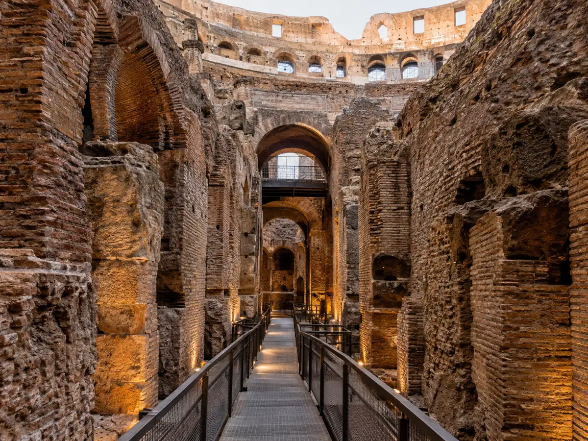 Ein Steingang des Hypogäums unter der Arena des Kolosseums mit einem modernen Laufsteg